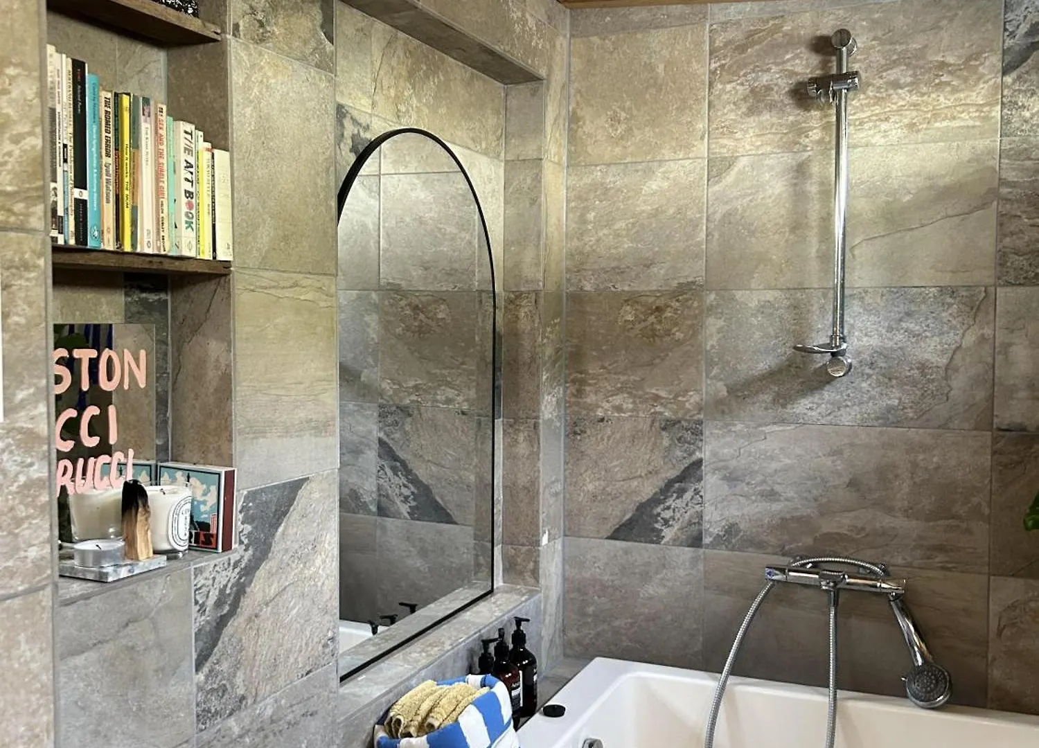 Klein House Clapton Sleeps 2-Piano-Patio-Mirrorbed London Apartment