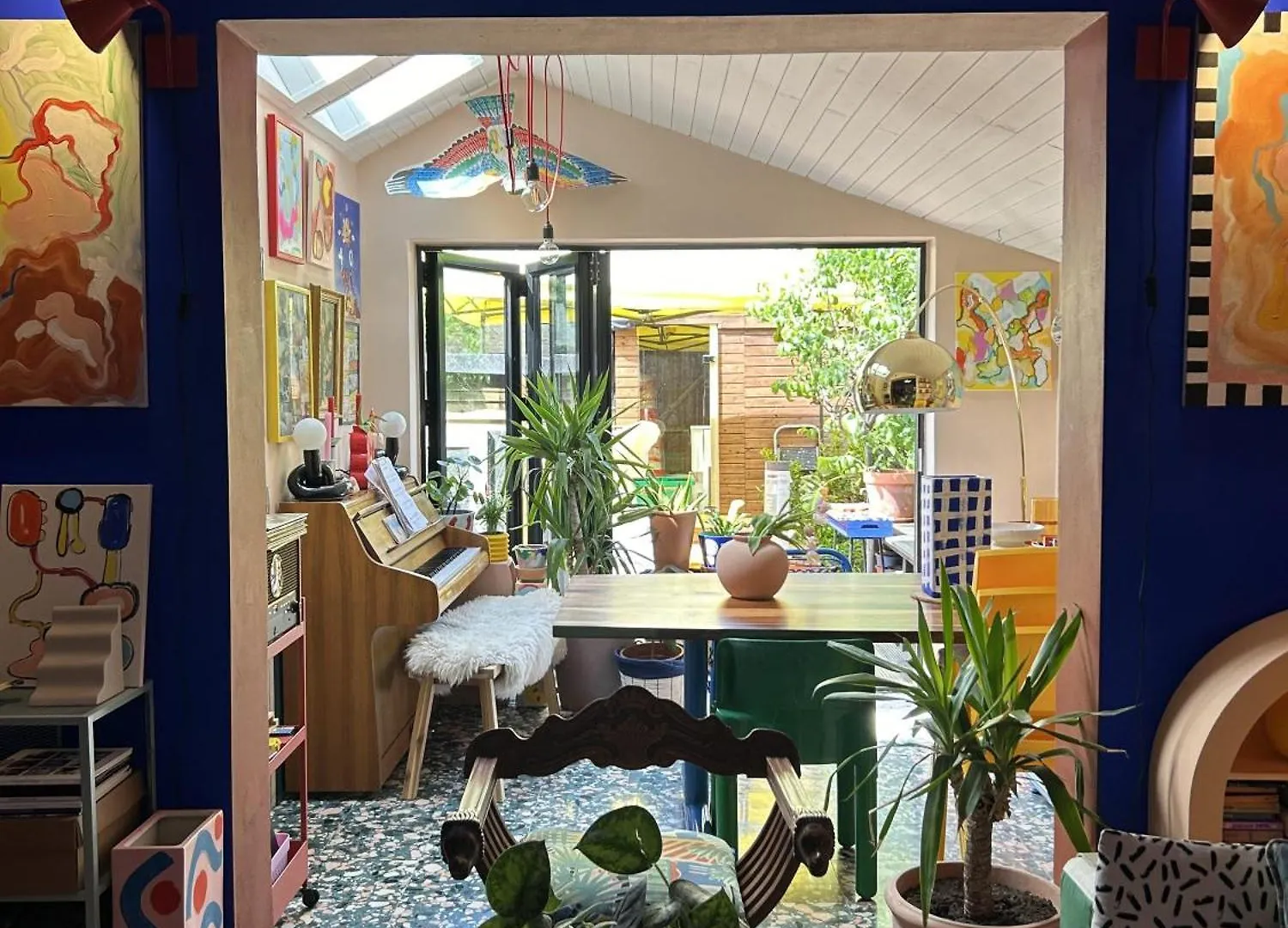 Klein House Clapton Sleeps 2-Piano-Patio-Mirrorbed London Apartment